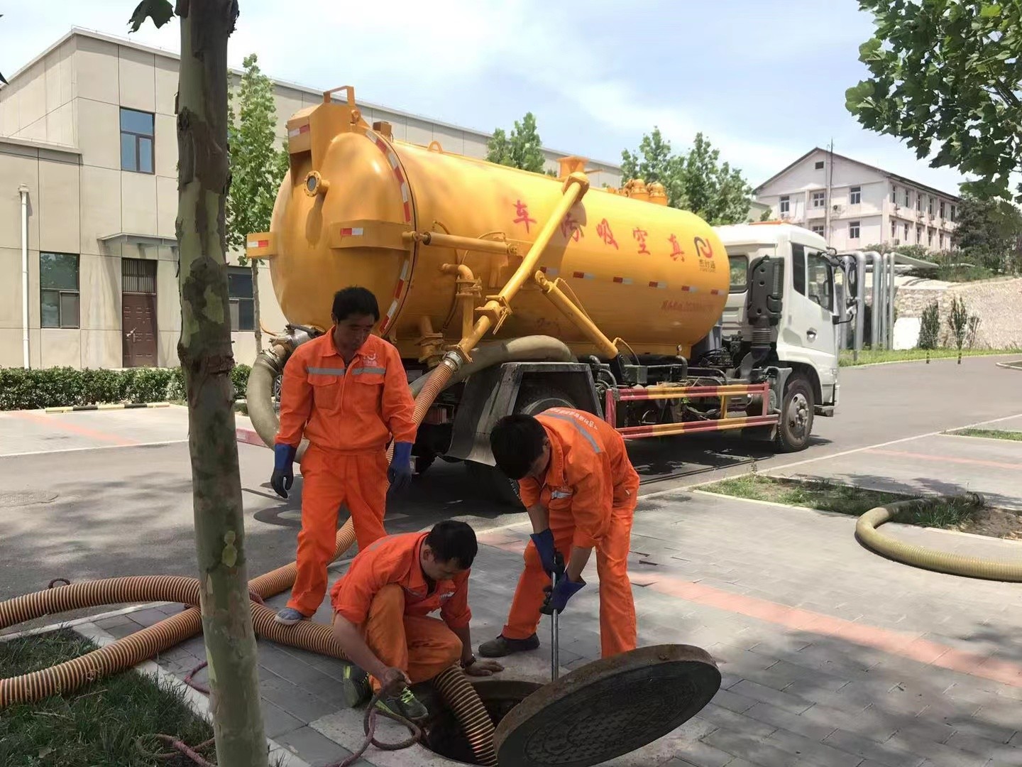 河东区街道化粪池清理与5-8吨吸粪车施工效率分析